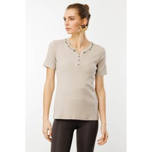 Desen Triko Kadın Açma Yaka Boncuk Işlemeli T-Shirt Bej
