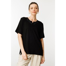 Desen Triko Kadın Açma Yaka Dantel Çiçek Işlemeli Penye T-Shirt Siyah