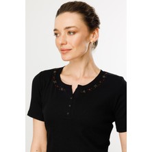 Desen Triko Kadın Açma Yaka Boncuk Işlemeli T-Shirt Siyah