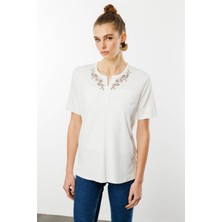 Desen Triko Kadın Açma Yaka Nakış Işlemeli Penye T-Shirt Ekru