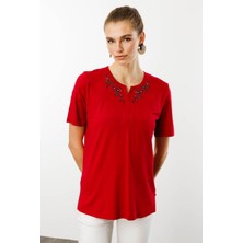 Desen Triko Kadın Açma Yaka Nakış Işlemeli Penye T-Shirt Kırmızı