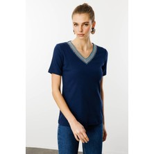 Desen Triko Kadın V Yaka Yakası Nakış Işlemeli Pamuklu T-Shirt Lacivert