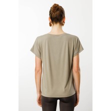 Kadın V Yaka Omuzları Taş Baskılı Penye T-Shirt Haki
