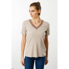 Desen Triko Kadın V Yaka Yakası Nakış Işlemeli Pamuklu T-Shirt Bej