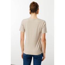 Desen Triko Kadın V Yaka Yakası Nakış Işlemeli Pamuklu T-Shirt Bej