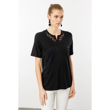 Desen Triko Kadın Açma Yaka Nakış Işlemeli Penye T-Shirt Siyah