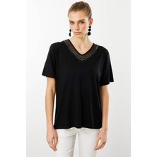 Desen Triko Kadın V Yaka Yakası Taşlı Penye T-Shirt Siyah