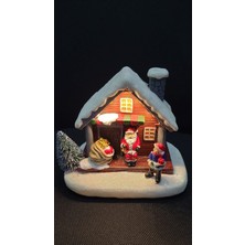 Yılbaşı Süs Işıklı Wireless Poliresin 13X11X7CM Noel Baba Hediye Çam Ağaç Ev Tuşlu 1 Adet