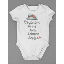 Sevbano Üzgünüm Anne Aynı Adama Aşığız ! Yazılı Pamuklu Yumuşak Unisex Çıtçıtlı Body Zıbın