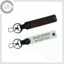 Koyu Kahve - Beyaz, Motosiklet 2'li Anahtarlık, Özgürlüğün Sesi Kişiye Özel Plaka Yazılı Hediye