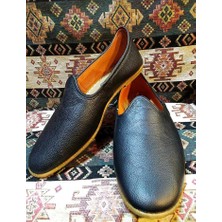 Osmanlı Yemeni Dünyası Yemeni (Çarık) Düz Model, Deri Yemeni, Dikişli Yemeni, El Yapımı Yemeni Siyah Renk.