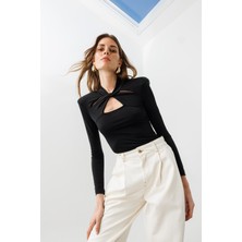 Siyah Vatkalı Cut Out Detaylı Uzun Kollu Bluz