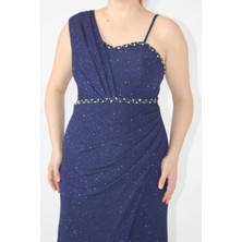 2402 Tek Omuzu Kalın Simli Kumaş Beli Işlemeli Yırtmaçlı Abiye