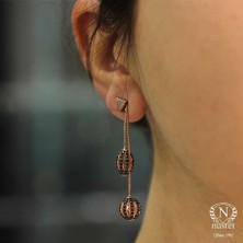Nusret Takı 925 Ayar Rose Gümüş Yuvarlak ve Oval Siyah Taşlı Top Sallantılı Çivi Küpe
