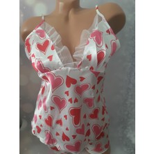 Beyaz Üzerine Kırmızı Pembe Kalpli Yakası Tül Detaylı Saten ve Beli Lastikli Şort Kadın Takım,yaz için ideal terletmeyen yumuşak saten kumaş askılı yaka detaylı hafif kullanışlı