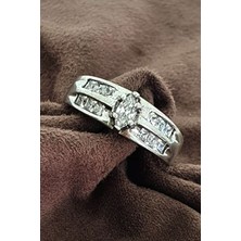 Ose Shop pırlanta ışıltısında zirkon taşlı gümüş baget taş detaylı tek taş yüzük