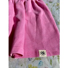 Kız Çocuk Fırfırlı Arkası Düğmeli Eteği Pileli Waffle Kumaş Pamuklu Pembe Renk Yazlık Elbise