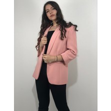 Kadın  Bronş Detaylı Truvakar Kol Blazer Ceket