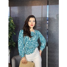 Kadın Yeşil Beyaz Desenli Asimetrik Yaka Pencere Detaylı Bluz | Şık ve Günlük Stil