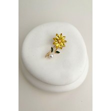 Altın Rengi Mekik Taşlı Inci Detay Çiçek Broş (5cm)