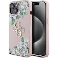 Guess Apple iPhone 15 Kılıf   Lisanslı Gül Baskılı Büyük Metal Logo Dizaynlı Kapak Pembe