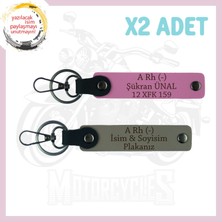 Kül Gri-Pembe, Motorcu Yolculara Özel, Isim Plaka ve A Rh (-) Kan Grubu Yazılı, 2'li Anahtarlık Set