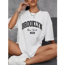 Tarz Yeri Brooklyn Harf Baskılı Düşük Omuzlu T-shirt, Rahat Kısa Kollu Bol T-shirt,   Giyim - Beyaz -