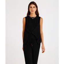 Önü Detaylı Kolsuz Bluz