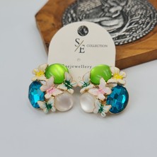 Çiçek ve Kelebek Detaylı Renkli Küpe – Gold Renk, Işıltılı Taşlı (2,6 x 2,5 Cm)