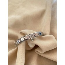 Bijoux Uniques E Harfli Kalpli Charm Bileklik Paslanmaz Çelik Gümüş Renk Günlük Kullanım İçin Şık Tasarım