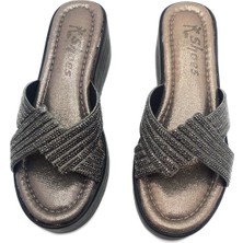 Platin Renk Dolgu Topuk Taş Detaylı Kadın Terlik