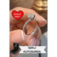 Işıklı Kutuda 1 Carat Kadın Gümüş Yüzük (Pırlanta Işıltılı)