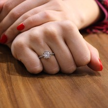 Nusret Takı 925 Ayar Gümüş Tektaş Yanı Taşlı 132 crt Görünümlü Yüzük