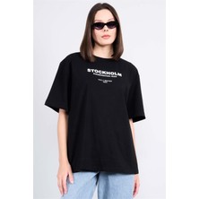 Helly Y25 MB-6056 Siyah Kadın Stockholm Yazı Baskılı T-Shirt