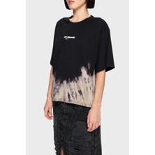 Les Benjamins Pamuklu Regular Fit Bisiklet Yaka Batik T Shirt Bayan T Shirt LB24FWEAPFUTS