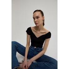 Kadın Siyah Kalp Yakalı Kısa Kollu T-Shirt