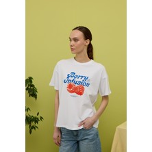 Kadın Beyaz Renk Berry Baskılı Oversize Kısa Kollu T-Shirt