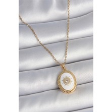 Gold Renk Zincir Beyaz Mineli Güneş Işlemeli Zirkon Taş Detaylı Madalyon Model Kadın Kolye - EBJ250501W33593