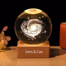 Isme Özel Büyük Boy Işıklı Kare Ahşap Kaideli Toz Bulutu Temalı Cam Küre 8 cm