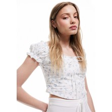 Koton Kayık Yaka Bağcık Detaylı Fermuarlı Çiçekli Dar Kesim Poplin Crop Bluz