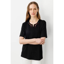 Desen Triko Kadın Açma Yaka Nakış Işlemeli T-Shirt Siyah