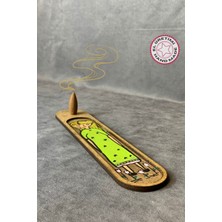 - Pınar 2572 - El Yapımı Yeşil Elbiseli Şirin Kız Ahşap Tütsü Kayığı - 5 x 25 cm