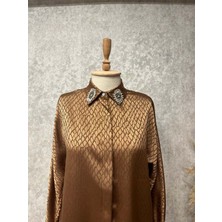 25Y5301 Gömlek Saten Gizli Düğmeli Yaka Taşlı - Vishne - 25Y5301 - Kahve - 2