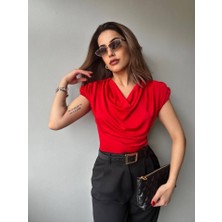 Aruz Moda Kadın V Yaka Vatka Detay Kolsuz Dökümlü Bluz