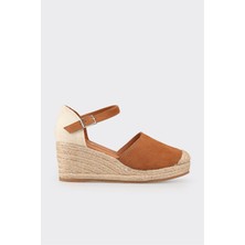 Elle Taba Deri Kadın Dolgu Topuk Ayakkabı Orta Topuk Boyu ve Poliüretan Taban ile Şık Tasarım