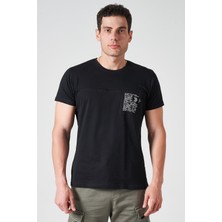 Erkek Siyah Bisiklet Yaka Önü Parçalı Cep Baskılı Tişört