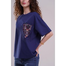 Afloow Kadın Lacivert Oversize T-Shirt – Etnik Desenli Renkli Cep Detaylı