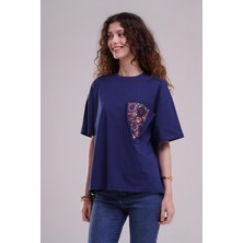 Afloow Kadın Lacivert Oversize T-Shirt – Etnik Desenli Renkli Cep Detaylı
