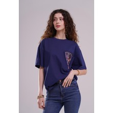 Afloow Kadın Lacivert Oversize T-Shirt – Etnik Desenli Renkli Cep Detaylı