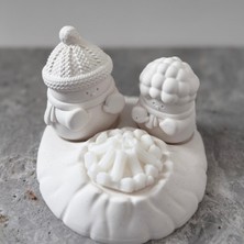 Üşüyen Kardan Adamlar Noel Mumu - Soya Mumlu Yılbaşı Dekoru - 13 x 12,5  cm
